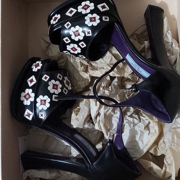 Rare Black Prada Leather Platform High Heels with Red and White Applique Flowers - Picture 8 of 8